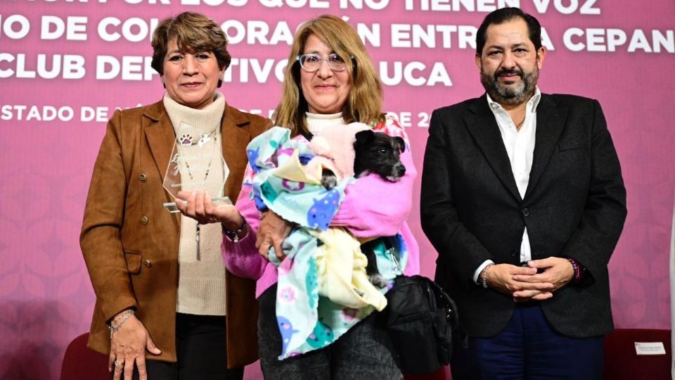 Delfina Gómez Álvarez entregó reconocimientos a personas adoptantes