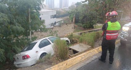 Auto pierde el control y cae a barranco en San Pedro Garza García