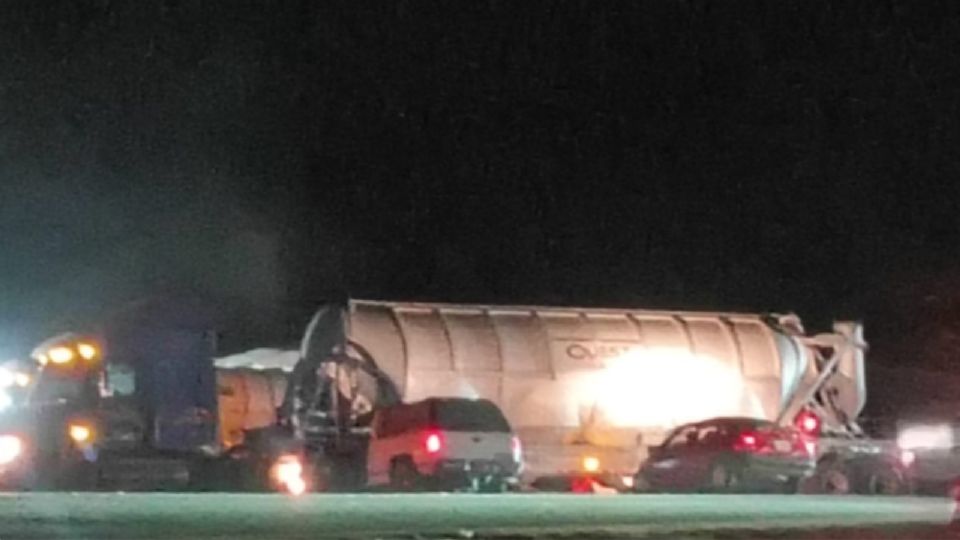 En el accidente registrado durante las primeras horas de este lunes participaron dos vehículos y un tráiler.