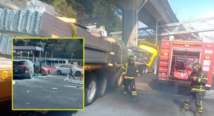 Choque masivo en la autopista México-Toluca; tráiler se lleva a 10 autos y deja varios heridos (VIDEO)