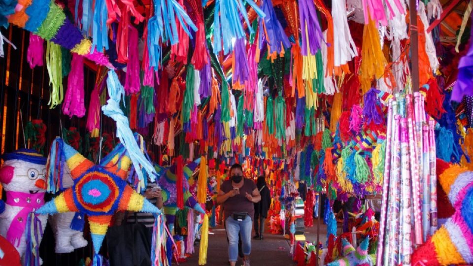 Desde las posadas hasta los nacimientos, descubre las tradiciones que hacen única la celebración de la Navidad en México.