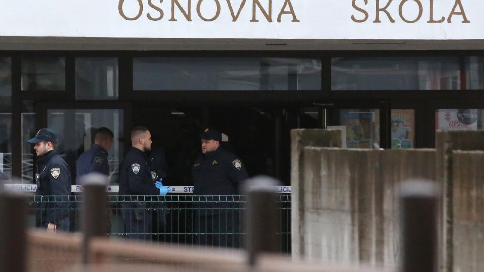 Agentes de policía aseguran la escena frente a la escuela primaria Precko en Zagreb, Croacia, el 20 de diciembre de 2024