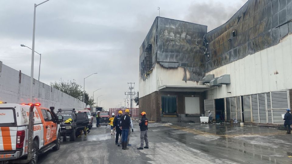 Los elementos de Protección Civil Nuevo León trabajan en la fábrica para evitar riesgos en el lugar.