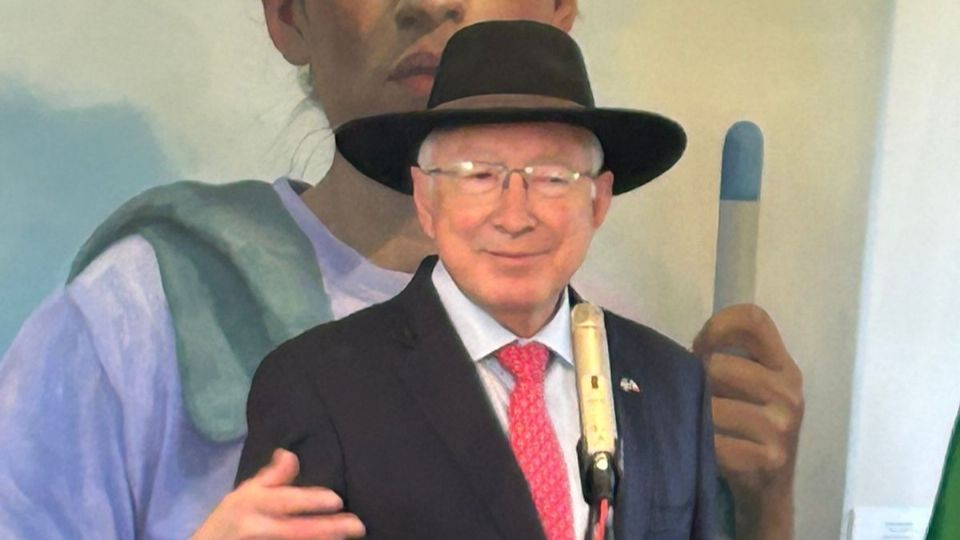 Ken Salazar dio una de sus últimas conferencias de prensa como embajador de EU.