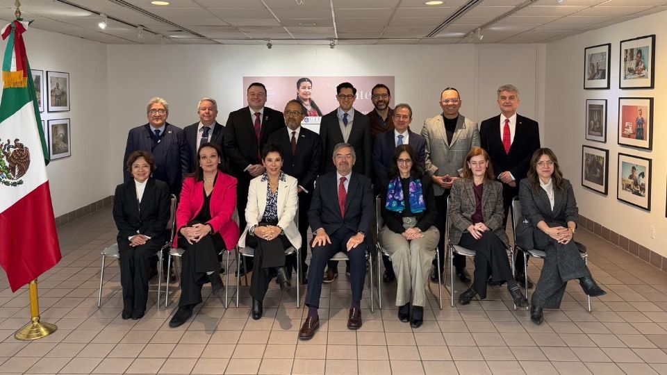 Juan Ramón de la Fuente se reunió con cónsules mexicanos.