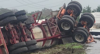 Trailero vuelca pipas con combustible y escapa en la carretera Cadereyta- Allende