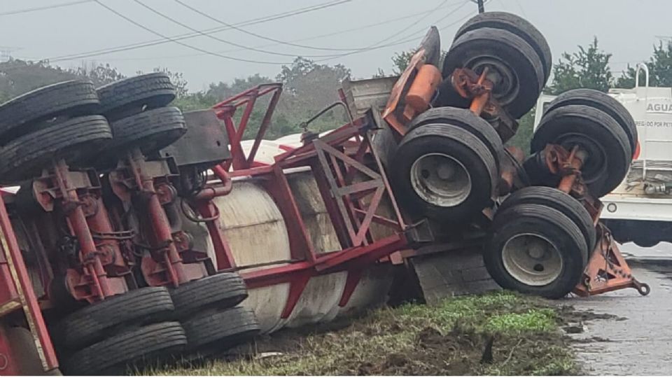 La unidad de carga quedó recostada a un costado de la carretera, pero de manera preventiva se cerró un carril a la circulación.