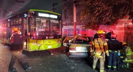 Taxi choca contra Ruta 185 en el Centro de Monterrey; Deja dos muertos