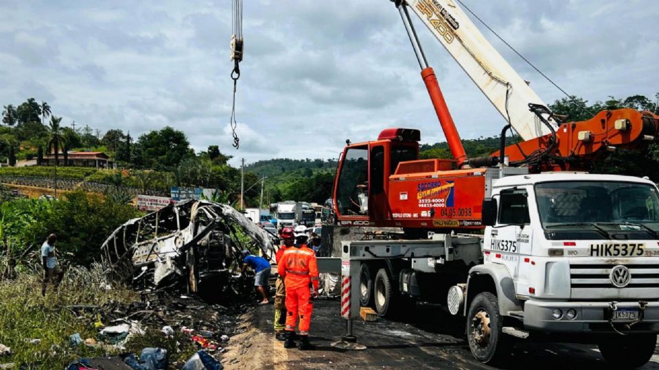 El accidente ocurrió en un tramo curvo de la carretera federal BR 116 en el municipio de Teófilo Otoni.