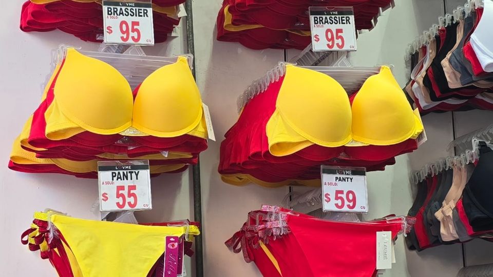 En diversas tiendas departamentales ya se ofrecen la ropa interior en rojo y amarillo