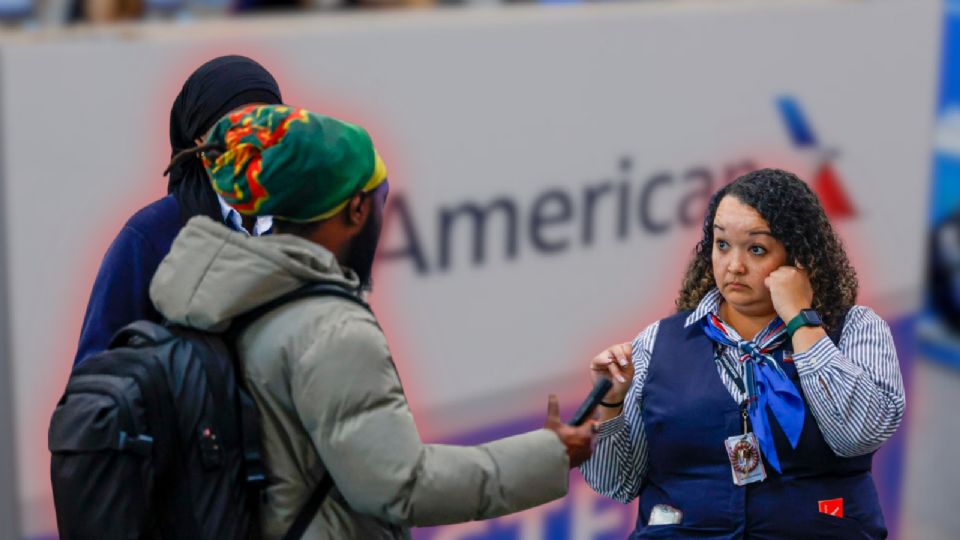 En vísperas de Navidad, una falla en American Airlines provocó que se retrasaran al menos mil 500 vuelos en EU.