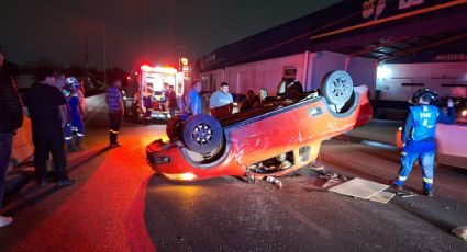 Volcadura en San Nicolás deja dos lesionados