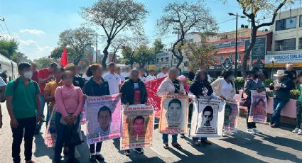 Familiares de los 43 normalistas de Ayotzinapa marchan hacia la Basílica de Guadalupe