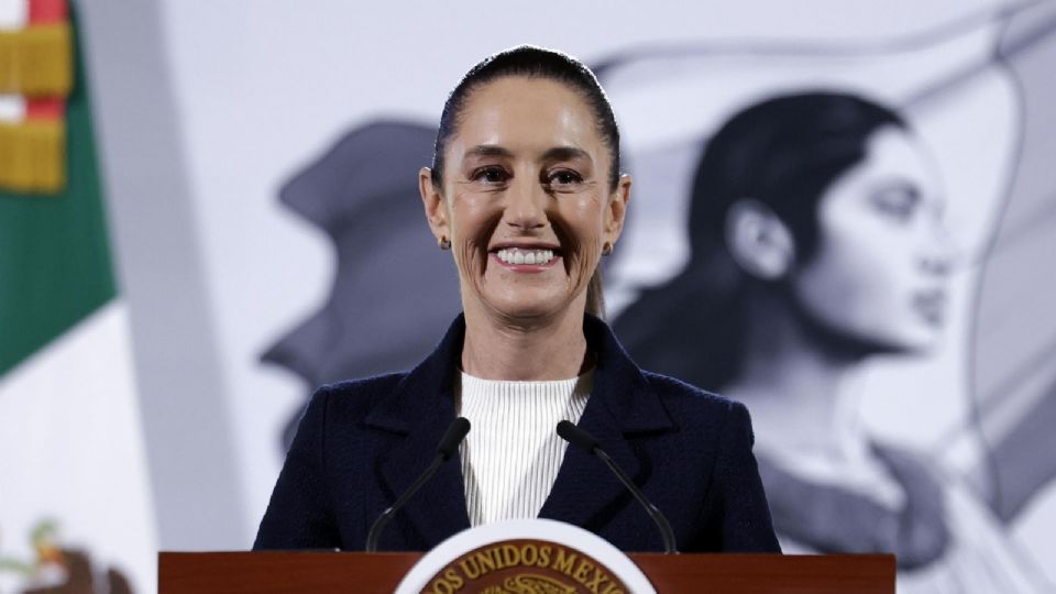 La presidenta de México, Claudia Sheinbaum participa en una rueda de prensa este lunes, en Palacio Nacional de la Ciudad de México.