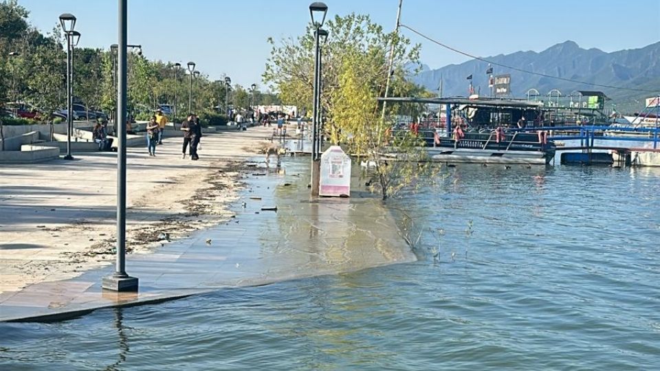 A pesar de la sequía, las principales presas de Nuevo León se mantienen en niveles de almacenamiento adecuados, presentando incluso desbordamientos, como es el caso de la presa La Boca, en Santiago, Nuevo León.


