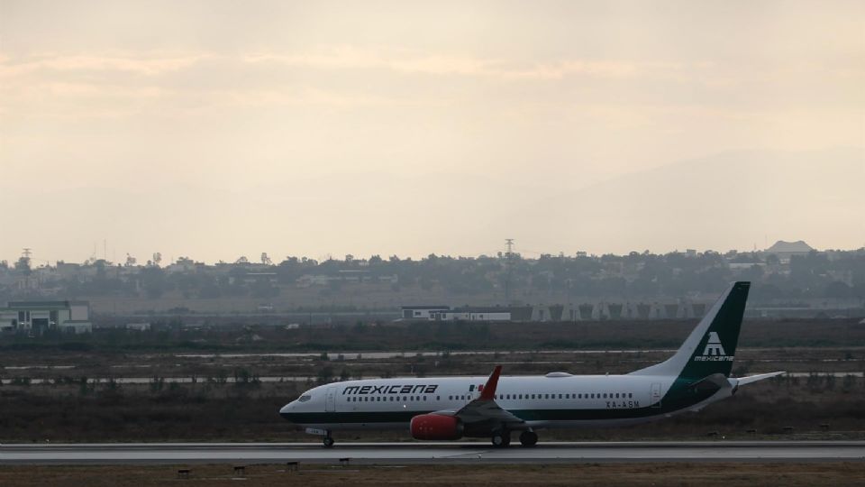 Fotografía de archivo de un avión de la aerolínea Mexicana de Aviación previo a su despegue hoy, en el Aeropuerto Internacional Felipe Ángeles.