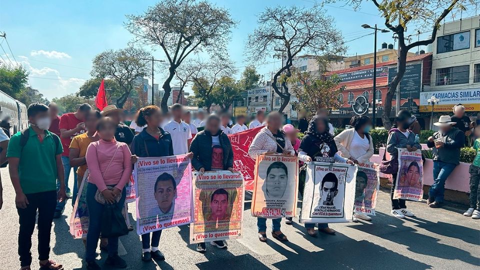 Familiares de los normalistas de Ayotzinapa realizan una marcha.