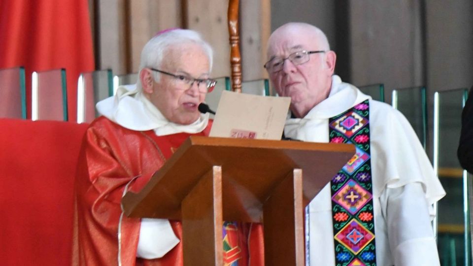 Familiares de los 43 de Ayotzinapa acudieron a la Basílica de Guadalupe.