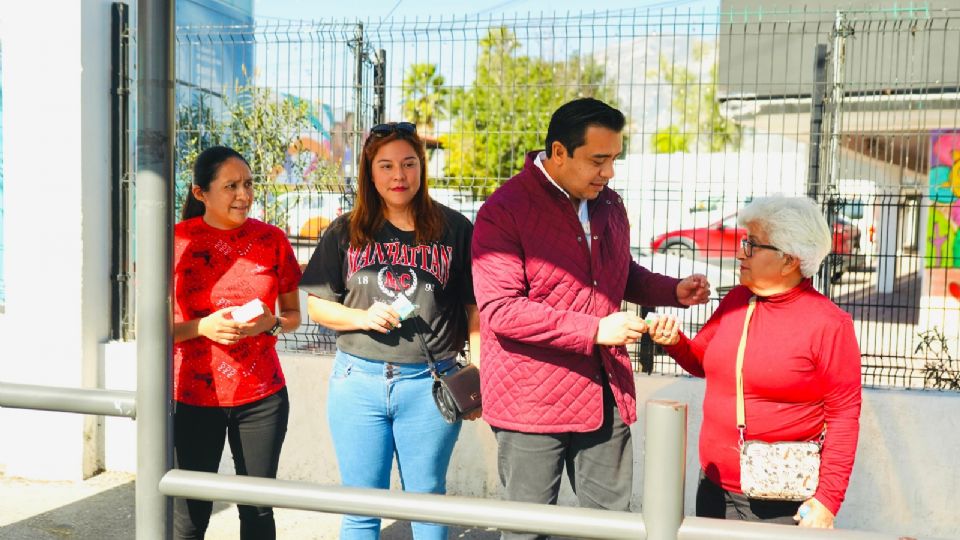 Jesús Nava entregando pasajes anuales en Santa Catarina.