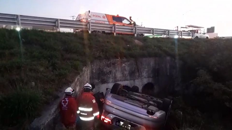 La volcadura se suscitó sobre la Autopista Reynosa, a la altura del Boulevard Miguel de la Madrid, en Guadalupe.