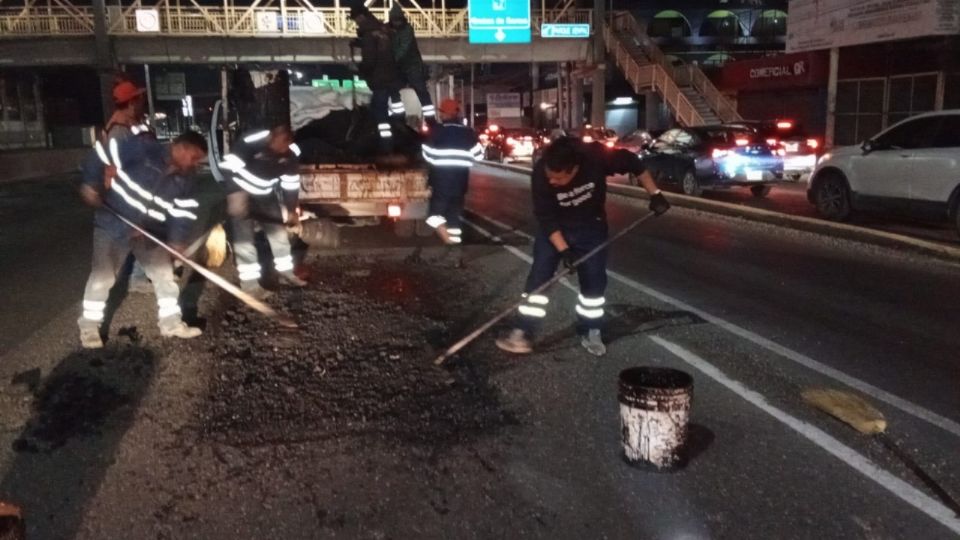 Trabajadores de la Secretaría de Servicios Públicos realizando labores de mantenimiento.