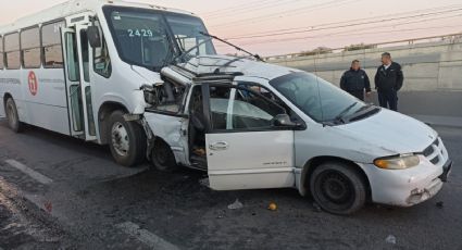 Choca camión de personal contra auto en Miguel Alemán; Hay 3 lesionados