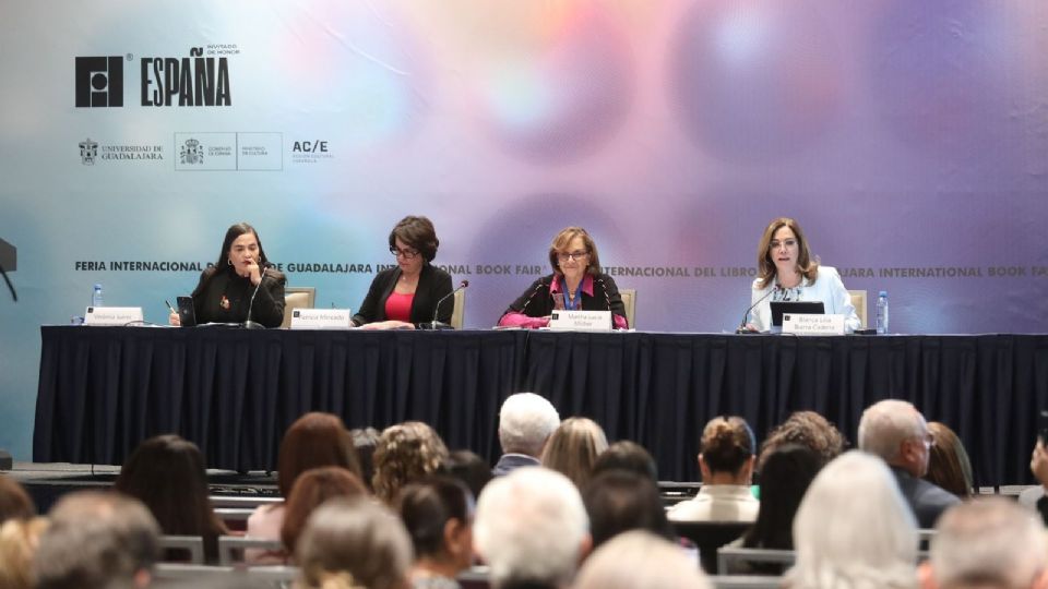 La comisionada del INAI, Blanca Lilia Ibarra, participó en la FIL 2024 de Guadalajara.