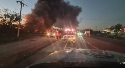 Combaten incendio en corralón de automóviles en El Carmen