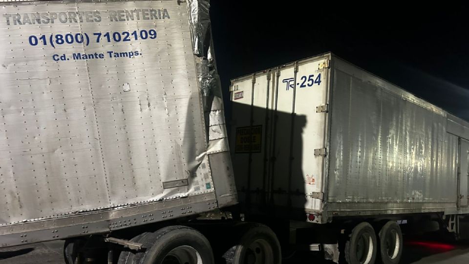 La caja del tráiler quedó partida en dos a un costado de la avenida López Mateos en Jardines de San Rafael.