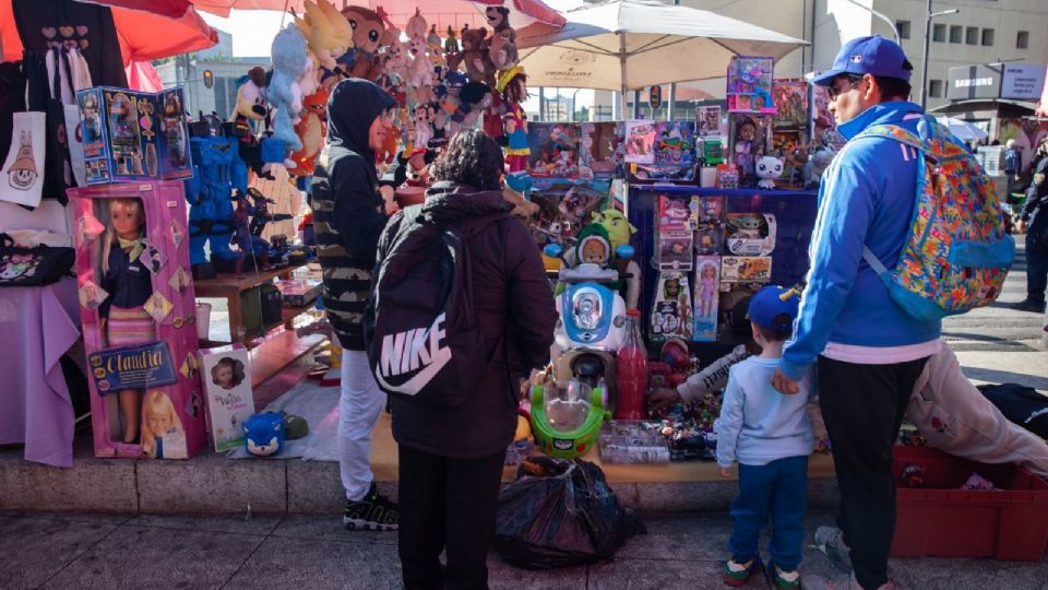 El tianguis del juguete ubicado a fuera de la estación de metro Balderas se ha ido transformando de sólo vender carros a escala y juguetes de colección a vender los famosos sylvanian (Ternurines) y labubus.