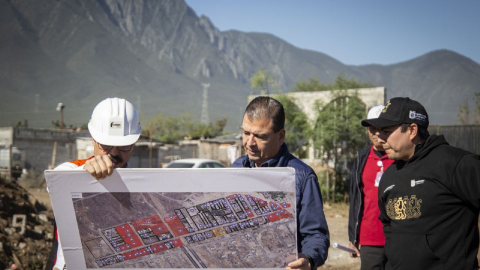 El Director General del IVNL, Eugenio Montiel Amoroso, supervisa la rehabilitación de 500 lotes habitacionales en Escobedo.