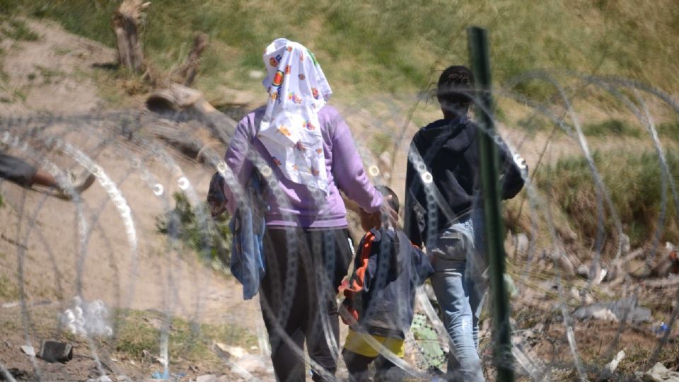 Migrantes cruzando el Río Bravo.