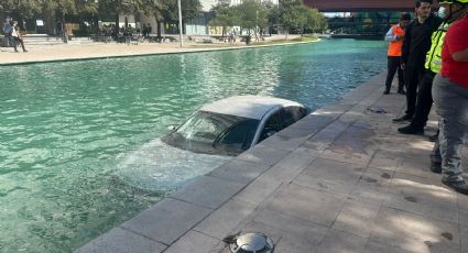 Adulto mayor cae con su vehículo al Paseo Santa Lucía en Monterrey