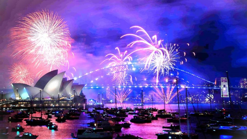 Fuegos artificiales en la bahía de Sydney (Australia), uno de los primeros lugares del mundo en dar la bienvenida al Año Nuevo 2025.