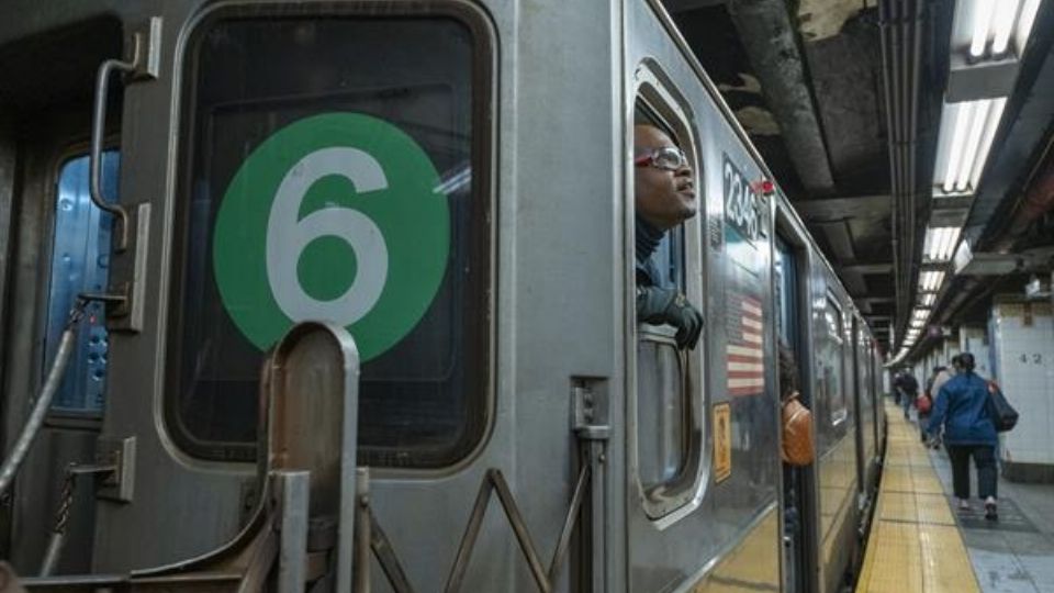 Un hombre en estado crítico tras ser empujado contra un tren en marcha en metro Nueva York