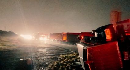 Tráiler se vuelca en autopista Monterrey- Laredo en Ciénega de Flores