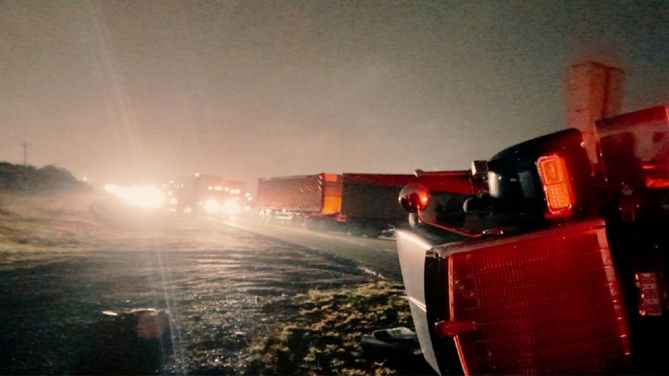 El vehículo pesado quedó obstruyendo dos carriles de circulación en dirección hacia la autopista.