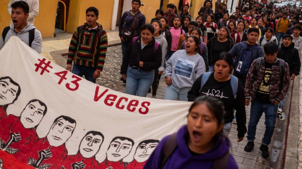 Los familiares de guerrilleros estuvieron acompañados por estudiantes de la Normal Rural de Ayotzinapa.