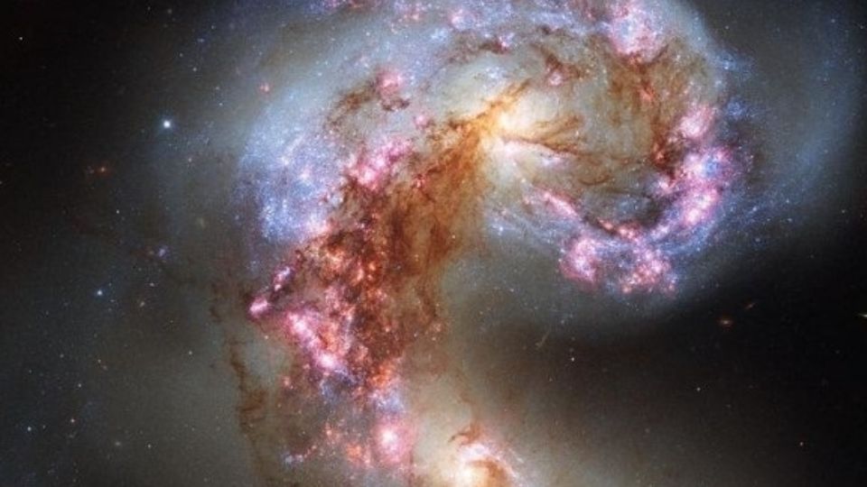 Desentrañando el misterio intergaláctico sobre las galaxias gigantes abultadas en el universo primitivo.