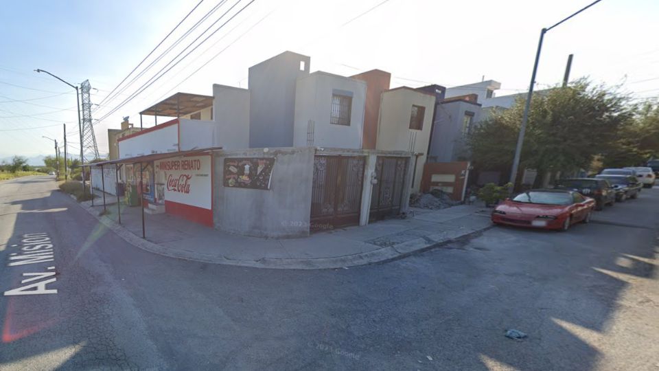 La personas buscaron refugio en una tienda de abarrotes.