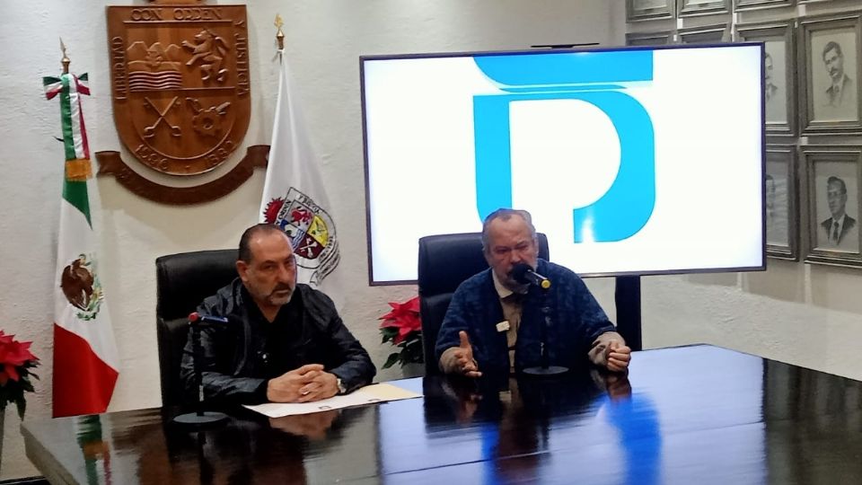 Mauricio Fernández Garza, alcalde de San Pedro, anuncia la baja de oficiales municipales por presuntos vínculos con el crimen organizado.