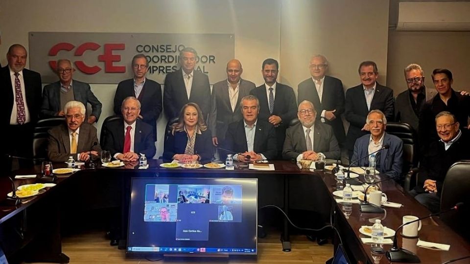 La ministra de la SCJN, Yasmín Esquivel, se reunió con integrantes del CCE.