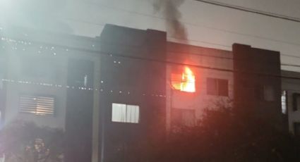 Incendio en departamento de San Nicolás consume recámara y deja a una mascota sin vida