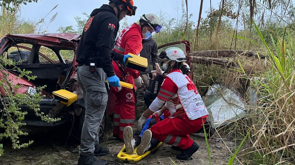 Paramédicos de la Cruz Roja rescataron a los dos hombres que terminaron atrapados dentro del vehículo tipo Chevy.