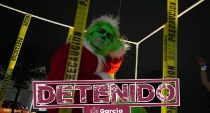 Detienen al Grinch en García por alterar el orden en desfile navideño