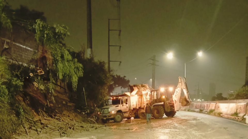 Personal de Servicios Públicos de Monterrey acudió a realizar labores de limpieza en la zona.