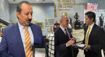 Diputados locales reciben biblias como regalo en aniversario de Libertad de Culto