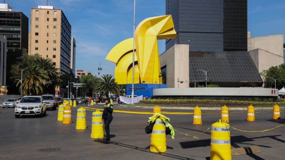 Policía de tránsito supervisa los cortes viales en avenida Reforma y Juárez.