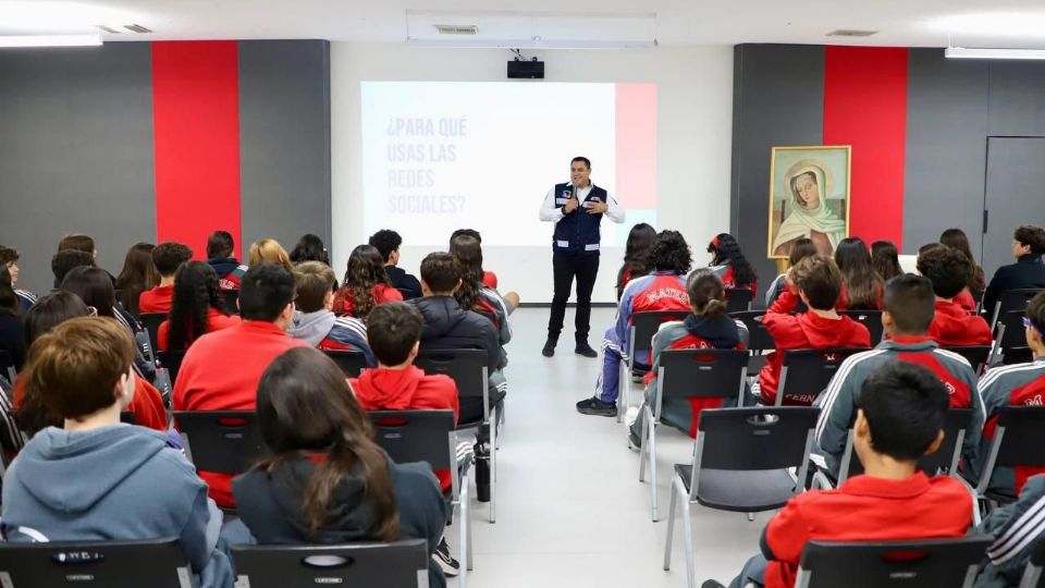 Gustavo Alberto Vázquez de la Cruz, psicólogo de la Dirección de Prevención del Delito, durante la charla sobre los riesgos del uso de redes sociales a estudiantes del Instituto Mater.