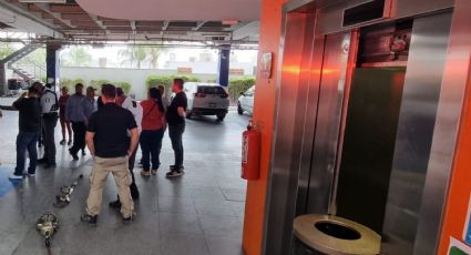 Rescatan a 9 personas de elevador en Monterrey